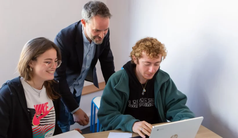 Intervenant avec deux lèves en cours