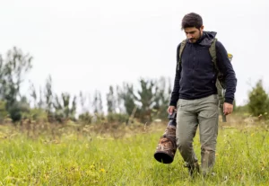 Photo de Rudy Bueno dans la nature avec son appareil photo dans les mains