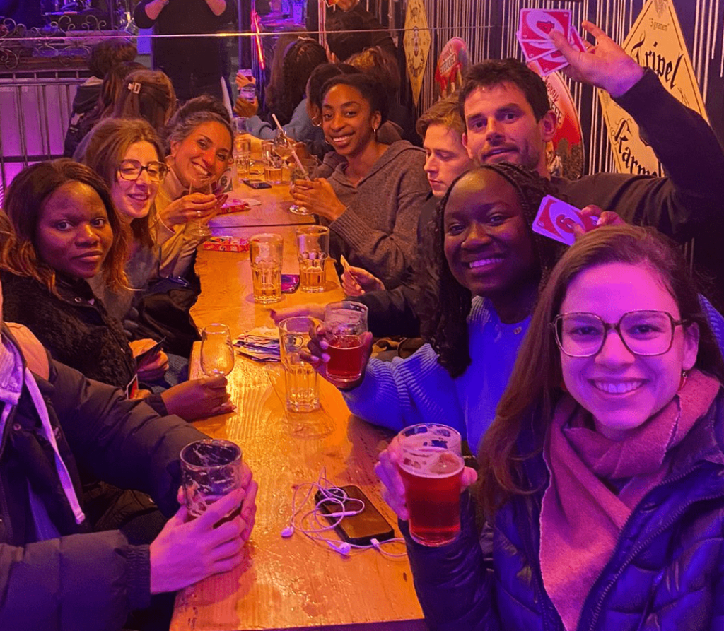 Engagement étudiant : sortie dans un bar